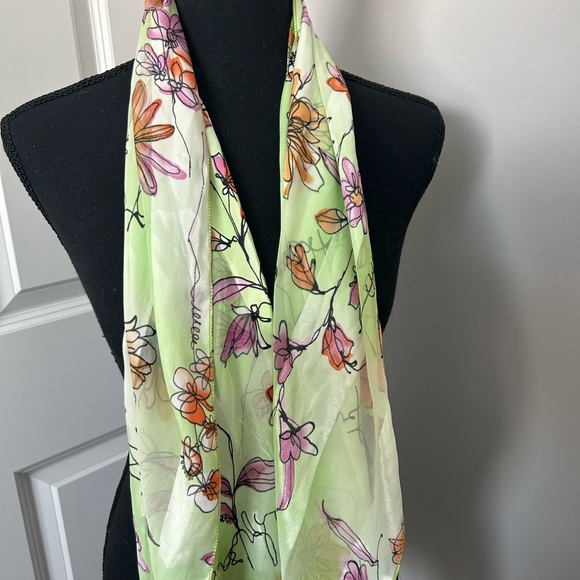 Spring hand-painted flower green scarf - Picture 4 of 6